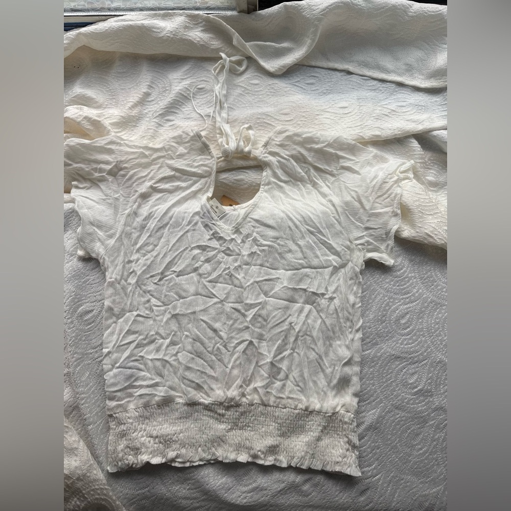 White blouse - Picture 2 of 3